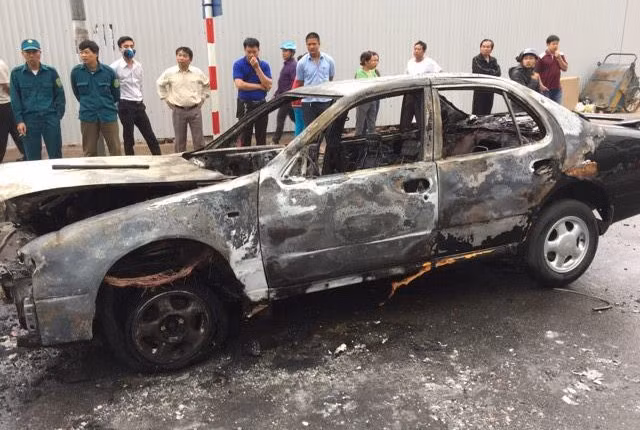 Bước đầu, lái xe được xác định là anh Lê Việt Hùng (SN 1986, trú Thanh Xuân, Hà Nội). Khi chiếc ô tô bốc cháy, trên xe có 3 người. Rất may mắn là cả ba đều ra khỏi xe an toàn. Ảnh: Tiền Phong.