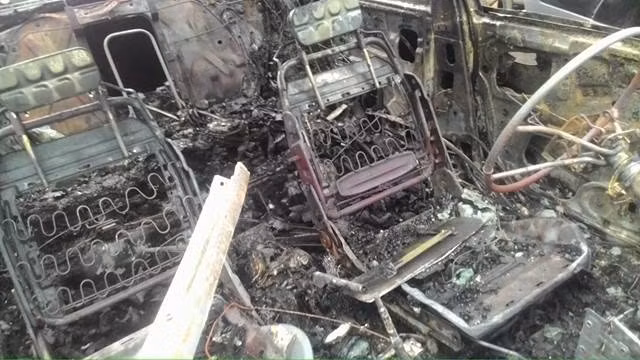 Bên trong ôtô, nội thất bị thiêu hủy hoàn toàn. Ảnh: Vietnamnet.