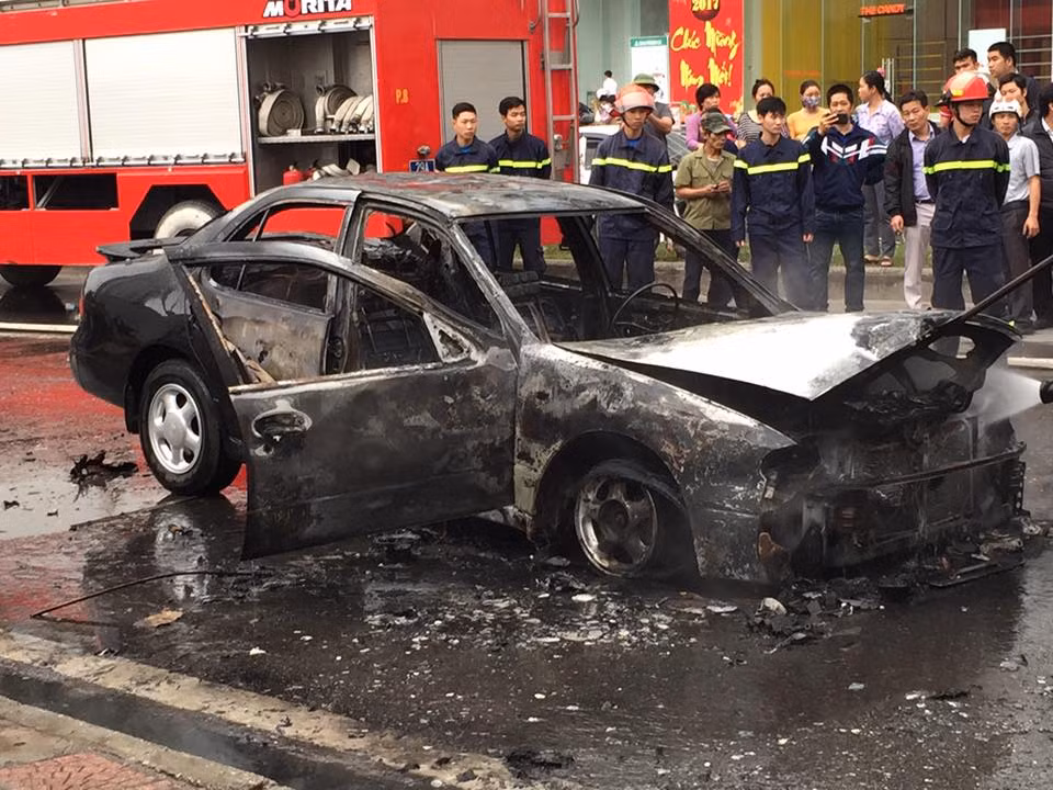 Tại hiện trường, chiếc xế hộp bị ngọn lửa thiêu rụi chỉ còn trơ khung. Ảnh: Vitalk.