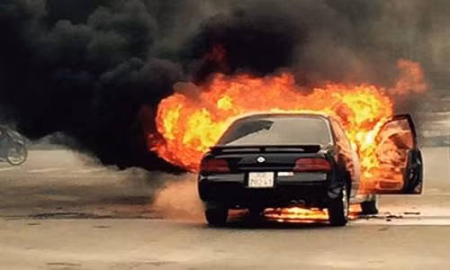 Sáng nay (23/2), một chiếc ô tô đang lưu thông trên đoạn đường Lê Văn Lương - Hoàng Đạo Thúy (Hà Nội) thì bốc ngờ bốc cháy. Ngọn lửa bùng phát từ phần đầu xe, sau đó bao trùm cả chiếc xe chỉ trong ít phút. Ảnh: Otofun.