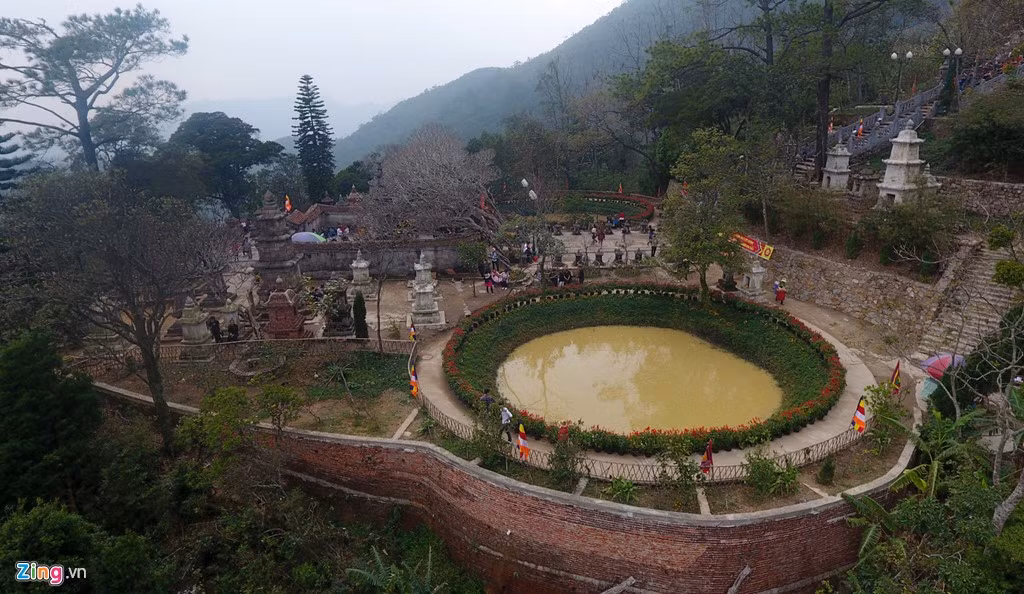 Đến năm 1317, Pháp Loa được truyền y bát và trở thành Đệ nhị Tam Tổ, chùa Hoa Yên mới được xây dựng nguy nga, tạo thành một quần thể kiến trúc rộng lớn. Các công trình hạng mục của chùa trước ngoài tiền đường, thượng điện để thờ phật, chùa còn có lầu trống, lầu chuông, nhà nghỉ khách, nhà giảng đạo, nhà dưỡng tăng. Khi vua Lê Thánh Tông (1442-1497) về đây vãn cảnh chùa, thấy cảnh sắc tốt tươi, muôn hoa đua nở, ông đã đổi tên chùa Vân Yên thành chùa Hoa Yên.