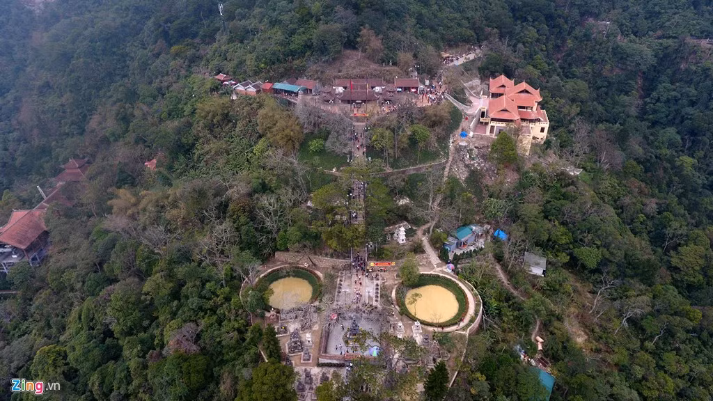 Với những du khách không leo đường bộ, chuyến hành hương chỉ thực sự bắt đầu khi tới chùa Hoa Yên ở độ cao 516 m.