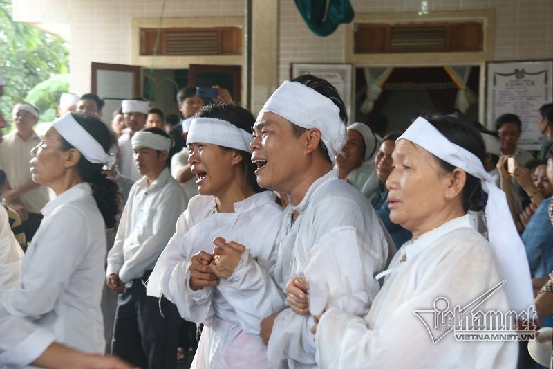 Một lãnh đạo Trạm CSGT Hải Lăng cho biết đã cử 11 cán bộ đến hỗ trợ việc phân luồng cho người dân thôn Lương Điền đưa tang. Tại nghĩa trang dòng họ Nguyễn Khắc, huyệt mộ được đào khắp nơi để chuẩn bị an táng cho 9 người xấu số vụ xe rước dâu gặp nạn. Ảnh: Những tiếng khóc xé lòng đưa tiễn các nạn nhân.