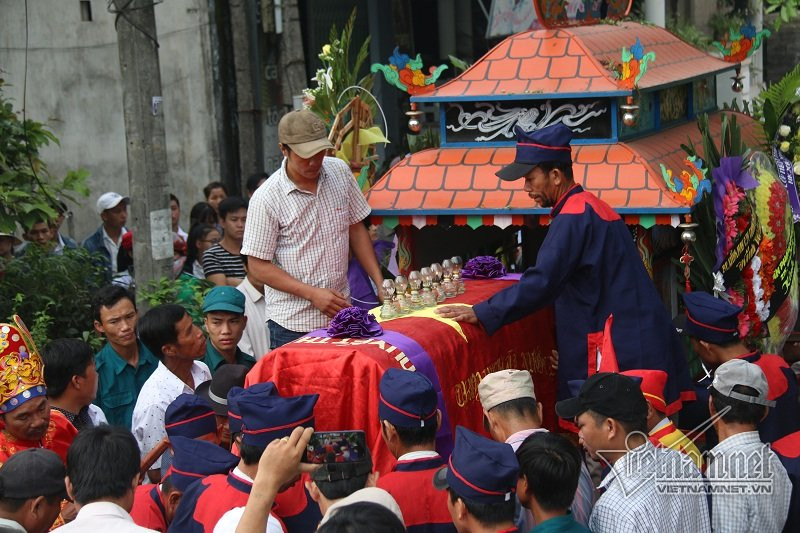 Đám tang của vợ chồng ông Nguyền vừa xong, người dân thôn Lương Điền lại vội vã trở về để tiễn đưa ông Nguyễn Khắc Mỹ và Nguyễn Khắc Mãn ra nghĩa trang.