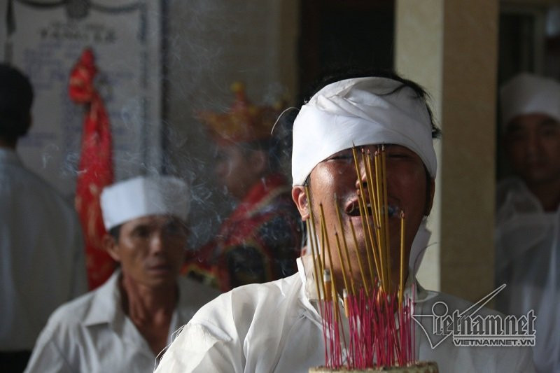 7h sáng nay, con trai nạn nhân Mỹ cạn nước mắt ôm lư hương ra xe để di quan.