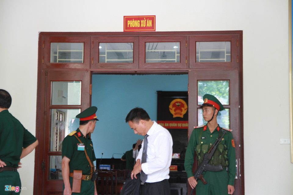 An ninh phiên tòa được siết chặt. Hàng chục cán bộ, chiến sĩ thuộc nhiều lực lượng của quân đội được điều động đến đảm bảo trật tự. Bên ngoài, CSCĐ và công an sở tại cũng có mặt hướng dẫn giao thông, bảo vệ từ xa.