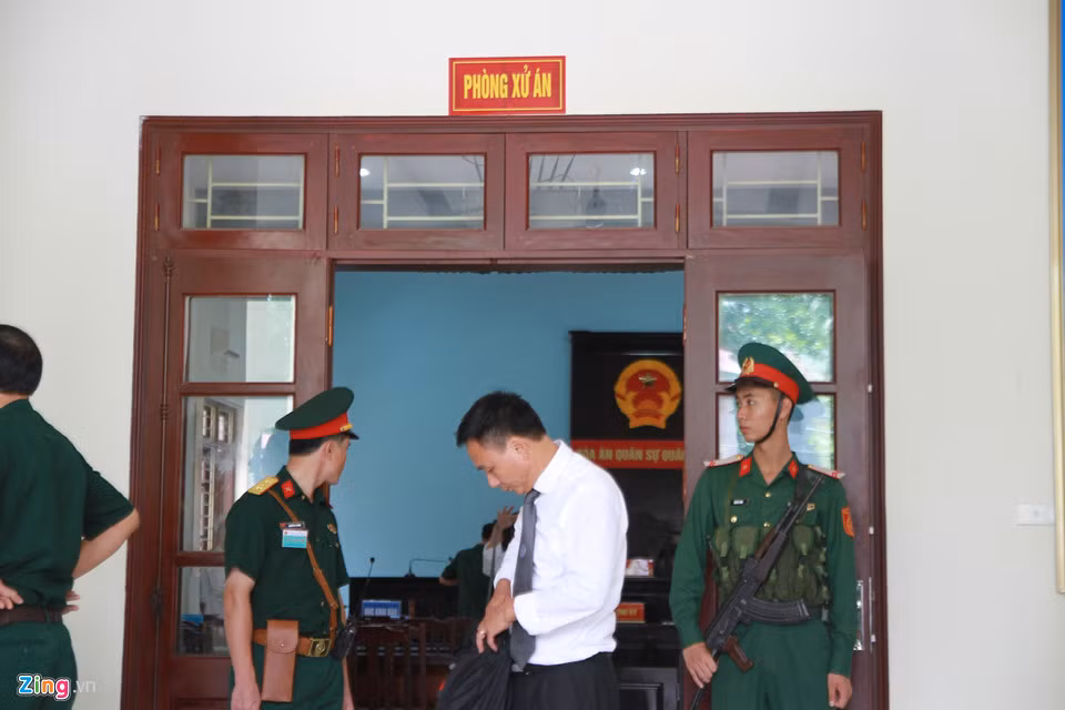 An ninh phiên tòa được siết chặt. Hàng chục cán bộ, chiến sĩ thuộc nhiều lực lượng của quân đội được điều động đến đảm bảo trật tự. Bên ngoài, CSCĐ và công an sở tại cũng có mặt hướng dẫn giao thông, bảo vệ từ xa.