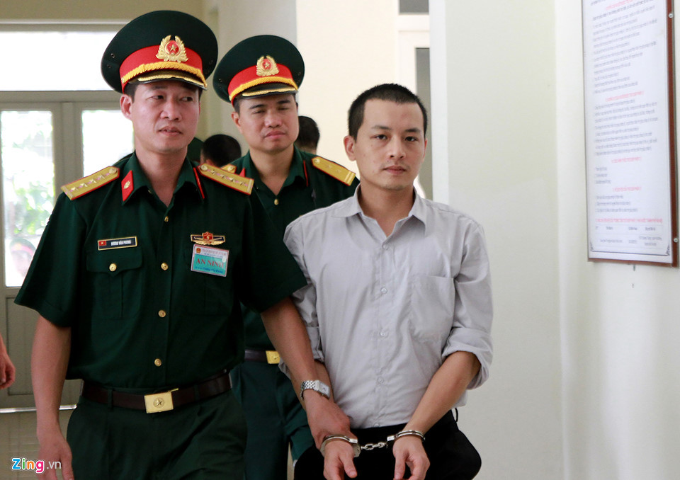 Bốn bị cáo còn lại bị truy tố về các tội: Lợi dụng chức vụ, quyền hạn trong thi hành công vụ và Thiếu trách nhiệm gây hậu quả nghiêm trọng. Trong ảnh, bị cáo Trần Xuân Sơn (nguyên Giám đốc chi nhánh Công ty Thái Sơn tại Bình Dương) được lực lượng chức năng dẫn giải vào phòng xét xử.