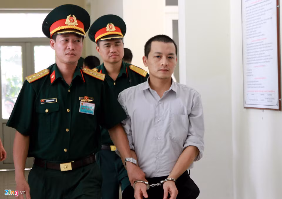 Bốn bị cáo còn lại bị truy tố về các tội: Lợi dụng chức vụ, quyền hạn trong thi hành công vụ và Thiếu trách nhiệm gây hậu quả nghiêm trọng. Trong ảnh, bị cáo Trần Xuân Sơn (nguyên Giám đốc chi nhánh Công ty Thái Sơn tại Bình Dương) được lực lượng chức năng dẫn giải vào phòng xét xử.