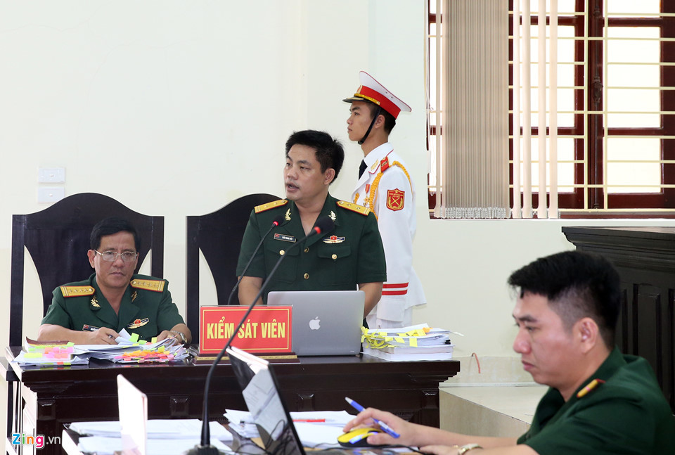 Khác với các phiên tòa dân sự, phòng xử án quân sự có thêm lực lượng tiêu binh. Họ mang theo súng gắn lưỡi lê, đổi gác theo ca khi phiên tòa diễn ra. Trong ảnh là đại diện VKS quân sự Trung ương tham gia tranh tụng.