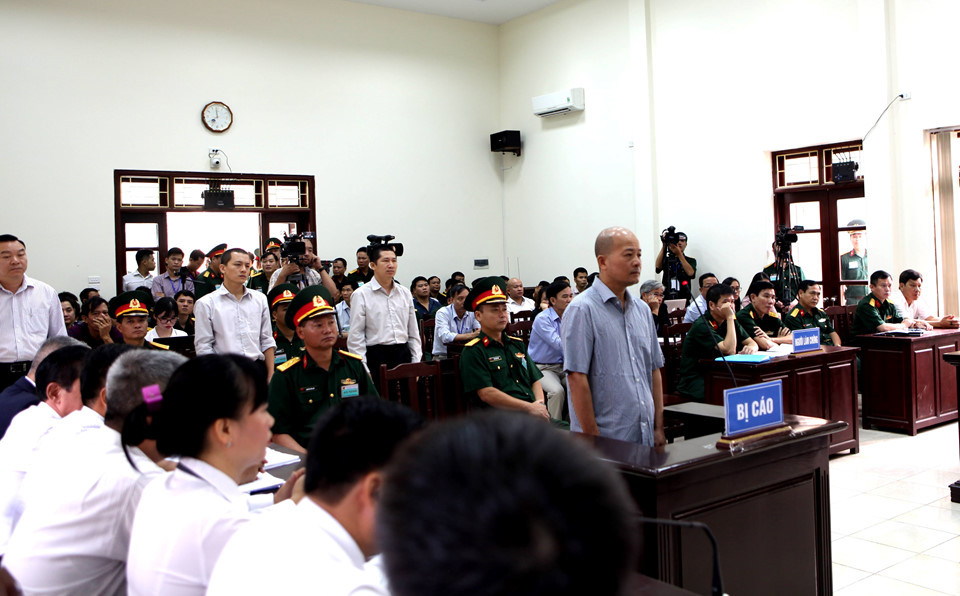 Tại tòa, Đinh Ngọc Hệ không thừa nhận hành vi lợi dụng chức vụ, quyền hạn trong thi hành công vụ như cáo trạng quy kết. Hệ khai năm 2005, ông ta biết bằng tốt nghiệp Đại học Kinh tế Quốc dân là giả nên không sử dụng từ thời điểm đó. Tuy nhiên, VKS đưa ra chứng cứ chỉ ra rằng lời khai này là không có căn cứ.