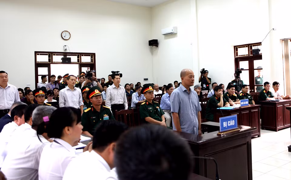 Tại tòa, Đinh Ngọc Hệ không thừa nhận hành vi lợi dụng chức vụ, quyền hạn trong thi hành công vụ như cáo trạng quy kết. Hệ khai năm 2005, ông ta biết bằng tốt nghiệp Đại học Kinh tế Quốc dân là giả nên không sử dụng từ thời điểm đó. Tuy nhiên, VKS đưa ra chứng cứ chỉ ra rằng lời khai này là không có căn cứ.