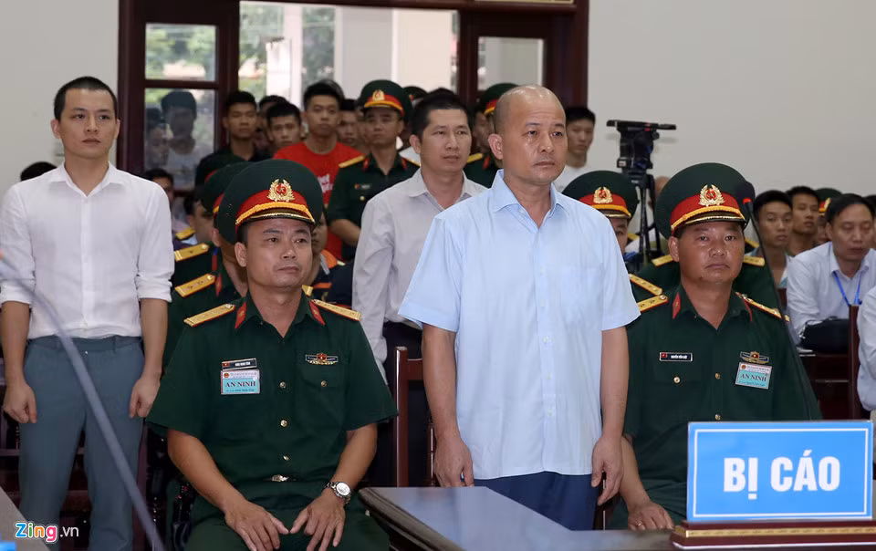 Theo cáo trạng, Út "trọc" Đinh Ngọc Hệ lợi dụng chức vụ Chủ tịch Công ty Thái Sơn để mua ôtô rồi đăng ký biển số quân sự, biển xanh 80A. Hệ sau đó chỉ đạo cấp dưới thế chấp, cho thuê, mượn xe cho cá nhân, tổ chức ngoài ngành sử dụng trái quy định.