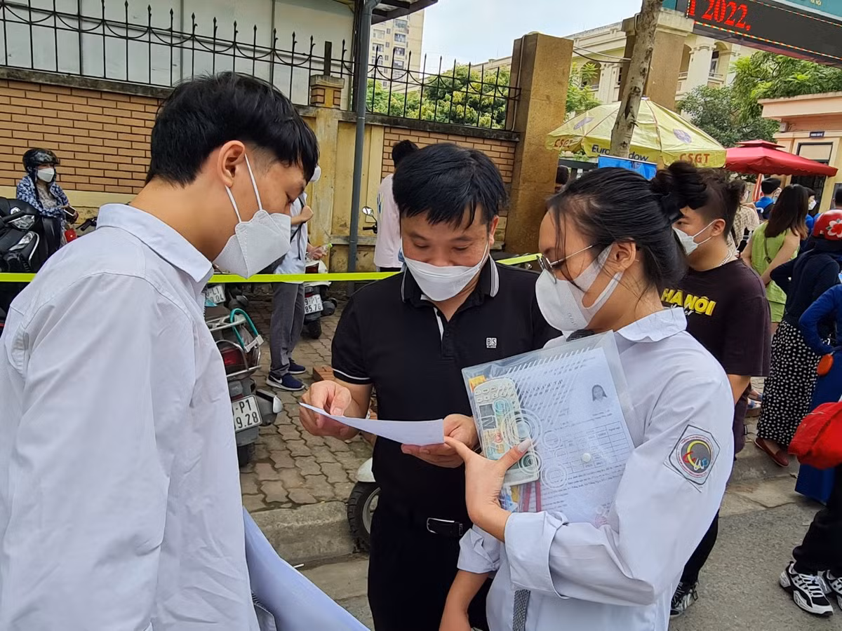 Phó Chủ tịch UBND TP Hà Nội Chử Xuân Dũng, Trưởng Ban Chỉ đạo thi TP khẳng định, Hà Nội có quy mô lớn nhất cả nước tại Kỳ thi tốt nghiệp THPT 2022. Đối tượng dự thi phong phú, trong đó thí sinh tự do tại Hội đồng thi Hà Nội cũng chiếm số lượng đông nhất.