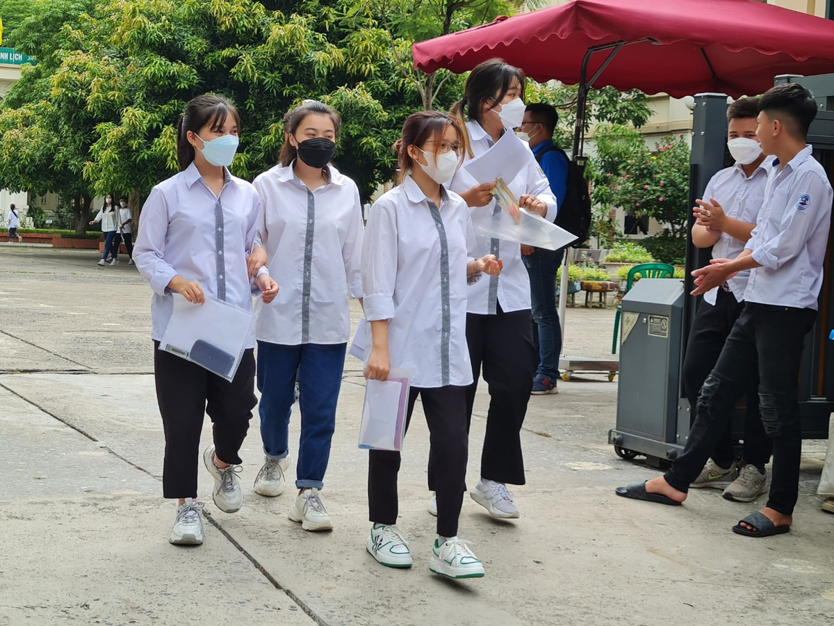 Ông Chử Xuân Dũng đề nghị, Trưởng các điểm thi tiếp tục quán triệt cán bộ coi thi cho thí sinh học quy chế nghiêm túc, đặc biệt nhắc nhở cán bộ coi thi có biện pháp ngăn chặn, phát hiện sớm thí sinh có dấu hiệu vi phạm quy chế, tăng cường công tác an ninh tại các điểm thi có nhiều đối tượng dự thi.