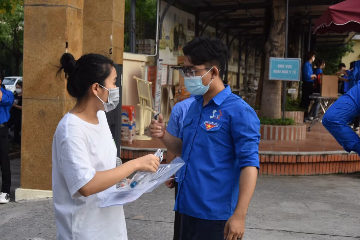 Sáng 7/7, nhiều thí sinh chia sẻ đã làm rất tốt bài thi môn Ngữ văn. Chiều 7/7, các thí sinh bước vào buổi thi tốt nghiệp THPT thứ 2 - môn Toán.