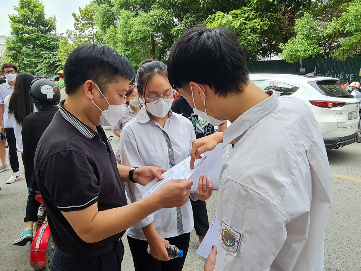 Tính đến 10h55 phút ngày 7/7, theo Sở GD&amp;ĐT Hà Nội, tất cả các điểm thi trên địa bàn thành phố đều thực hiện đúng quy chế thi.