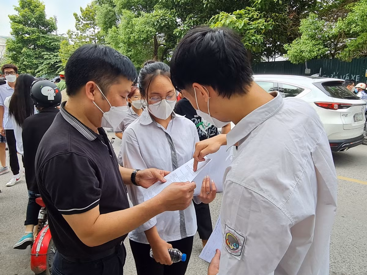 Tính đến 10h55 phút ngày 7/7, theo Sở GD&amp;ĐT Hà Nội, tất cả các điểm thi trên địa bàn thành phố đều thực hiện đúng quy chế thi.