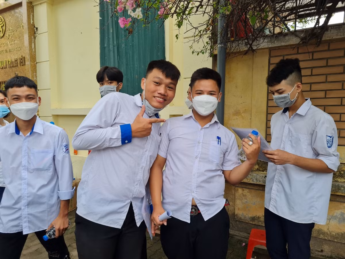 Theo thống kê từ Sở GD&amp;ĐT Hà Nội Đã có 481 thí sinh vắng mặt trong buổi thi đầu tiên. Có 9 thí sinh vi phạm quy chế thi. Về phía giáo viên, cán bộ coi thi: 100% thực hiện đúng quy chế.