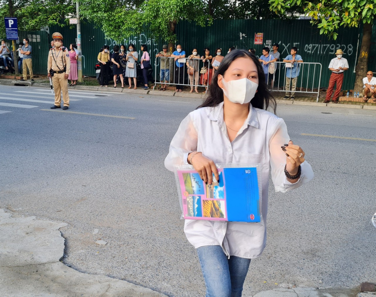 Trưa 7/7, theo báo cáo nhanh từ Sở GD&amp;ĐT Hà Nội, tổng số thí sinh trên địa bàn đăng ký dự thi tốt nghiệp THPT là 97.988 thí sinh.