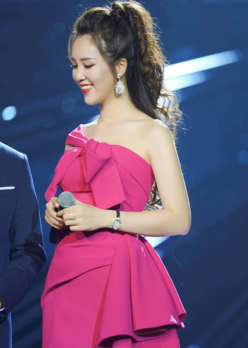 Ngoài vai trò BTV, bạn thân của Ngọc Trinh còn đắt show dẫn chương trình tại các sự kiện ở Hà Nội.