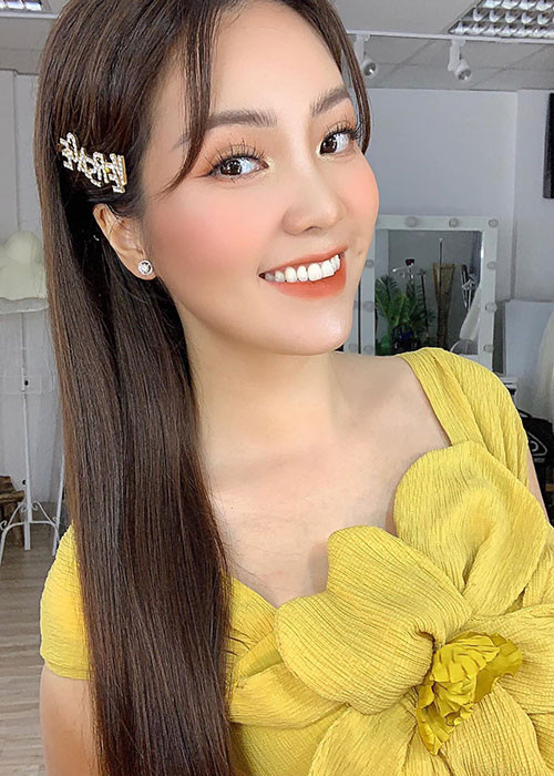 Trên truyền thông, nàng á hậu từng khoe được chồng chiều chuộng. Mỗi khi đi sự kiện hay đi làm về muộn, Thụy Vân được ông xã đưa đi đón về. Ngoài ra, chồng của nàng á hậu còn đảm nhận việc dạy dỗ con trai.