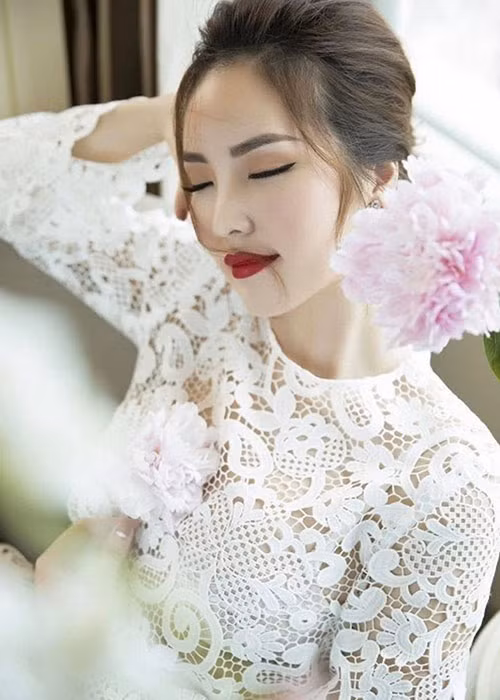 Thụy Vân kết hôn đã được 10 năm. Chồng của người đẹp tên Cao Hoàng là kỹ sư xây dựng, doanh nhân bất động sản có tiếng, hơn Thụy Vân 8 tuổi.