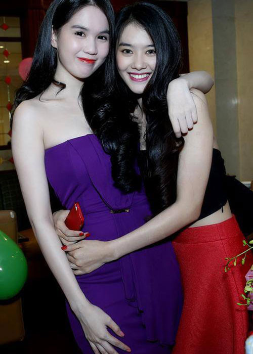 Linh Chi kể, cô ngưỡng mộ Ngọc Trinh và Vũ Khắc Tiệp từ năm 2005. Không bao giờ chân dài này nghĩ rằng có ngày sẽ làm người mẫu và đầu quân cho ông bầu Khắc Tiệp, chung nhà với đàn chị.