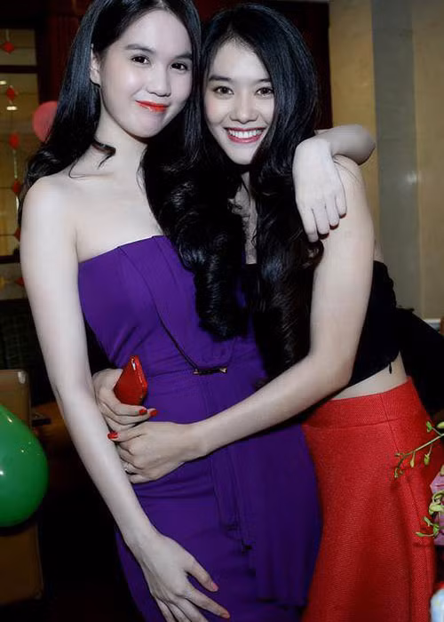 Linh Chi kể, cô ngưỡng mộ Ngọc Trinh và Vũ Khắc Tiệp từ năm 2005. Không bao giờ chân dài này nghĩ rằng có ngày sẽ làm người mẫu và đầu quân cho ông bầu Khắc Tiệp, chung nhà với đàn chị.