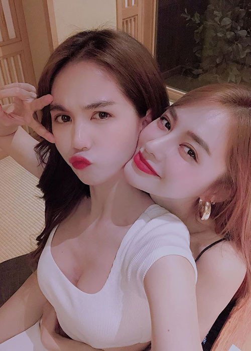 Không ít lần Linh Chi đáp trả antifan cho rằng Linh Chi nịnh hót Ngọc Trinh. Bên cạnh đó, chân dài tiếp tục dành cho đàn chị những lời khen mọi lúc mọi nơi. Mời quý độc giả xem video "Ngọc Trinh mơ làm ca sĩ?". Nguồn VTC14