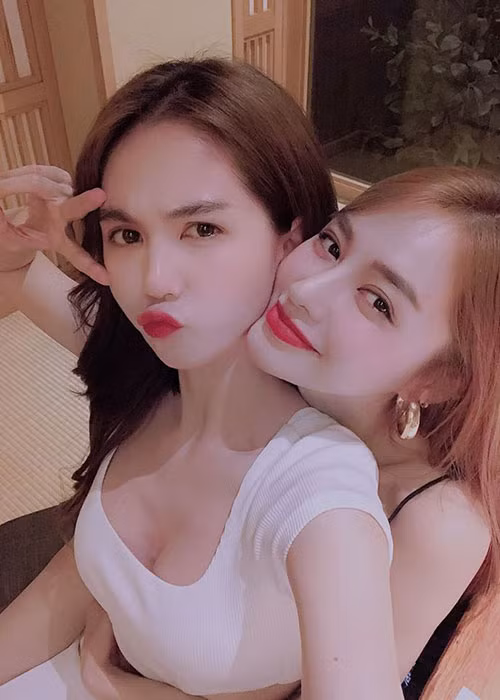 Không ít lần Linh Chi đáp trả antifan cho rằng Linh Chi nịnh hót Ngọc Trinh. Bên cạnh đó, chân dài tiếp tục dành cho đàn chị những lời khen mọi lúc mọi nơi. Mời quý độc giả xem video "Ngọc Trinh mơ làm ca sĩ?". Nguồn VTC14