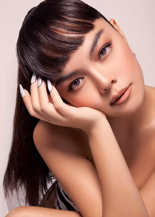  Phạm Quỳnh Anh viết: "Age is just a number" (Tạm dịch: Tuổi tác cũng chỉ là con số).