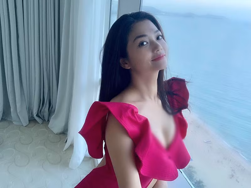 Ở đời thường, nữ diễn viên chuộng phong cách gợi cảm, dịu dàng.