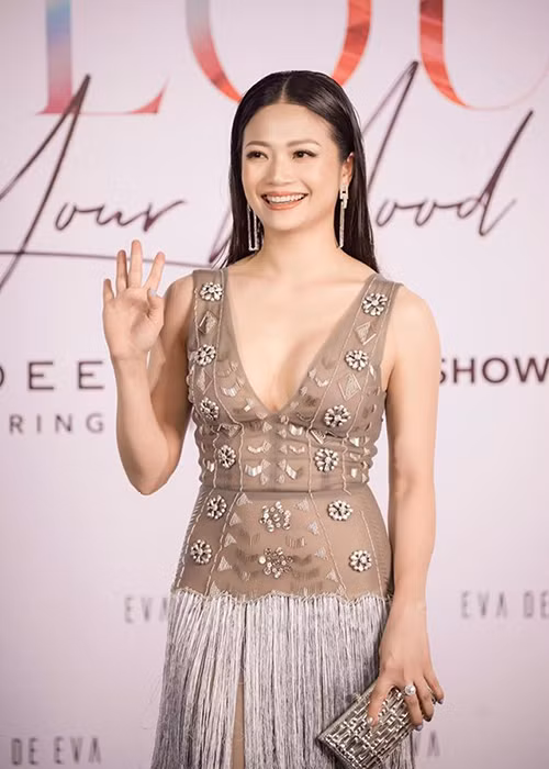Nhung của "Phía trước là bầu trời" khéo khoe vẻ quyến rũ tại một sự kiện.