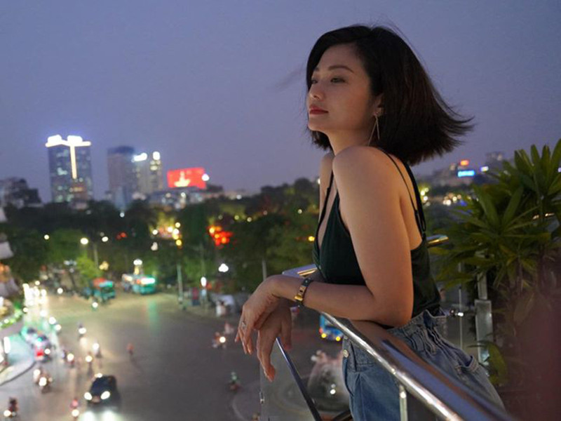 "Đến thời điểm này, tôi chưa chỉnh sửa bất cứ điểm nào trên khuôn mặt. Tôi vẫn thích nét đẹp tự nhiên hơn, dù nó không hoàn hảo", Kiều Anh nói.