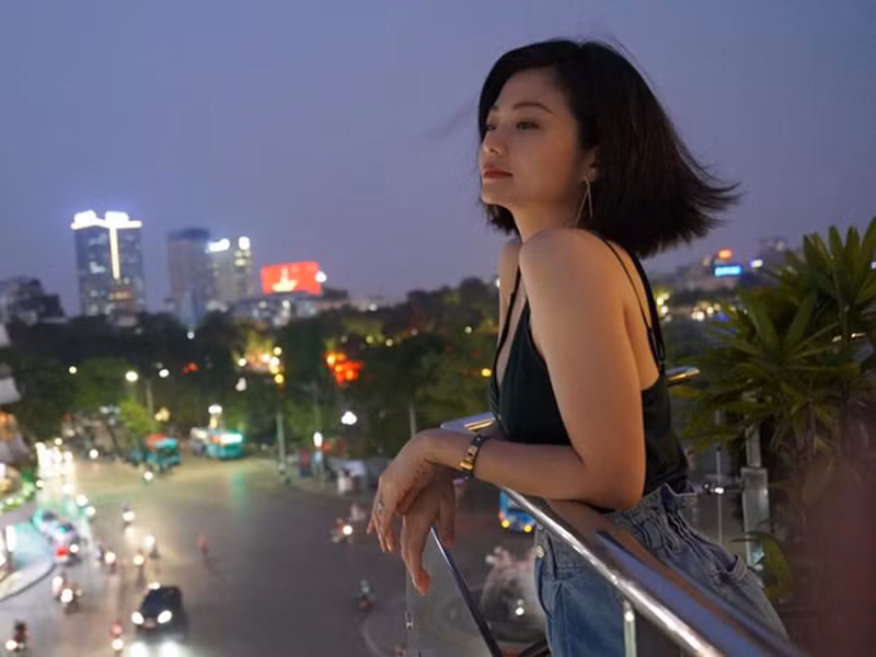 "Đến thời điểm này, tôi chưa chỉnh sửa bất cứ điểm nào trên khuôn mặt. Tôi vẫn thích nét đẹp tự nhiên hơn, dù nó không hoàn hảo", Kiều Anh nói.