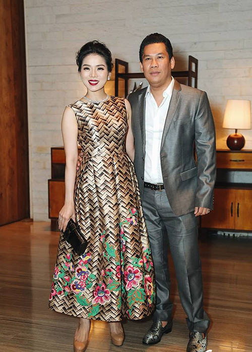 Lệ Quyên làm đám cưới với ông chủ phòng trà Đức Huy vào đầu năm 2011. Cả hai có một cậu con trai chung. Hôn nhân của cặp đôi khá êm ấm. Năm 2019, Lệ Quyên vướng nghi vấn hôn nhân rạn nứt nhưng cô nhanh chóng phủ nhận. Trong khoảng vài tháng trở lại đây, Lệ Quyên chỉ chia sẻ hình ảnh bên con trai, ông xã thường vắng mặt. Ảnh: VTC