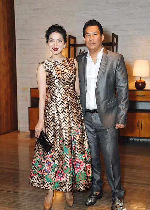 Lệ Quyên làm đám cưới với ông chủ phòng trà Đức Huy vào đầu năm 2011. Cả hai có một cậu con trai chung. Hôn nhân của cặp đôi khá êm ấm. Năm 2019, Lệ Quyên vướng nghi vấn hôn nhân rạn nứt nhưng cô nhanh chóng phủ nhận. Trong khoảng vài tháng trở lại đây, Lệ Quyên chỉ chia sẻ hình ảnh bên con trai, ông xã thường vắng mặt. Ảnh: VTC