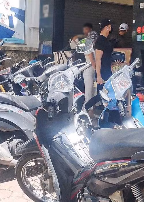 Một số cư dân mạng đặt nghi vấn chàng trai trẻ bên Lệ Quyên là Lâm Bảo Châu bởi ít ngày trước, có thông tin cả hai sẽ hợp tác trong một dự án.