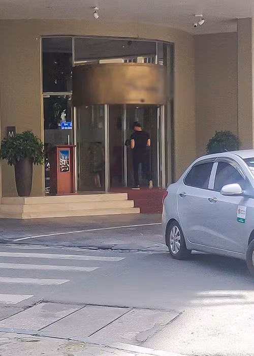 Chàng trai sánh đôi bên Lệ Quyên có vóc dáng cao ráo.