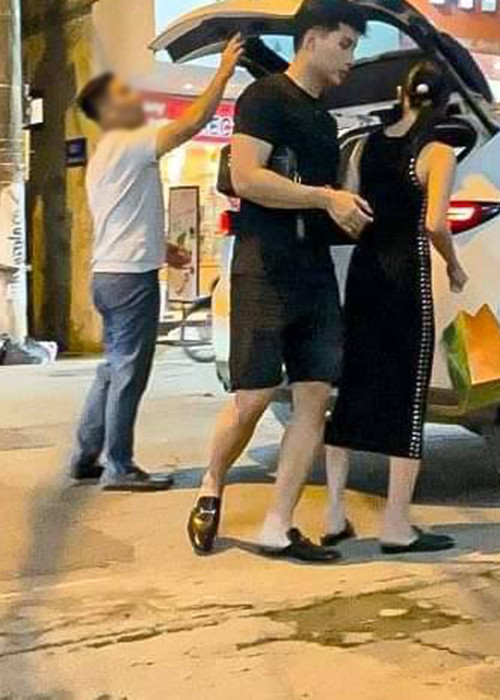 Chàng trai lạ mặt này tháp tùng nữ hoàng phòng trà đi ăn uống, mua sắm.