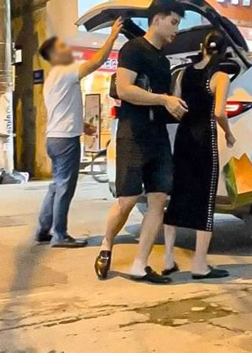 Chàng trai lạ mặt này tháp tùng nữ hoàng phòng trà đi ăn uống, mua sắm.