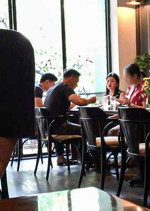 Nữ ca sĩ và người này đi ăn uống cùng 2 người bạn.