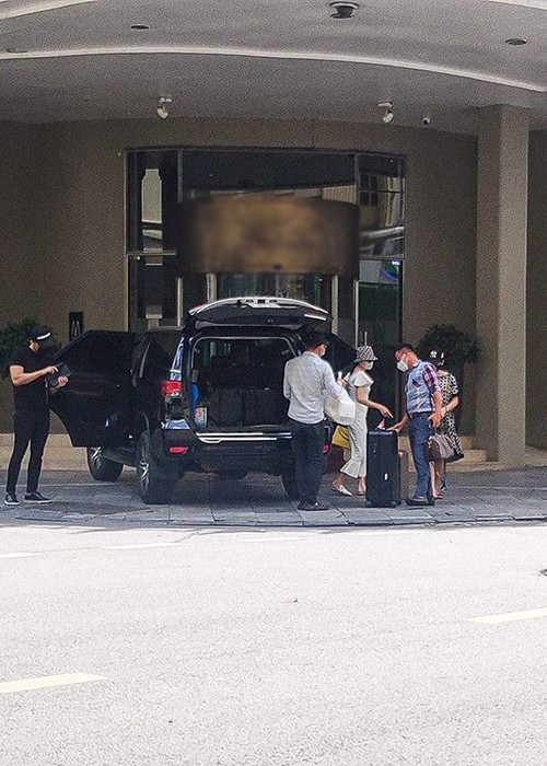 Lệ Quyên và chàng trai trẻ có mặt ở Hà Nội, ăn mặc đời thường để tránh gây sự chú ý.