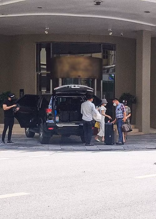 Lệ Quyên và chàng trai trẻ có mặt ở Hà Nội, ăn mặc đời thường để tránh gây sự chú ý.