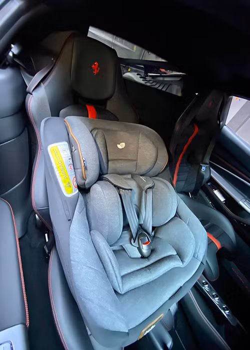 Trước khi con gái chào đời, Cường Đô la đã chuẩn bị ghế em bé trên xe hơi.