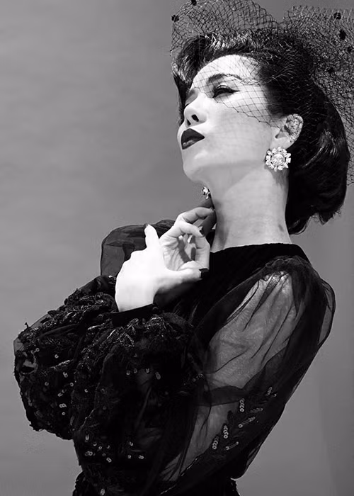 ...Có những người sẽ lao theo và sai hoài. Linh còn rất trẻ và bản lĩnh để nhìn nhận điều đó. Kết cục của người thứ ba không bao giờ tốt đẹp. Tốt nhất là mình nên thận trọng từ phút ban đầu. Khi mình trao yêu thương cho ai đó thì mình phải tìm hiểu kỹ càng”.