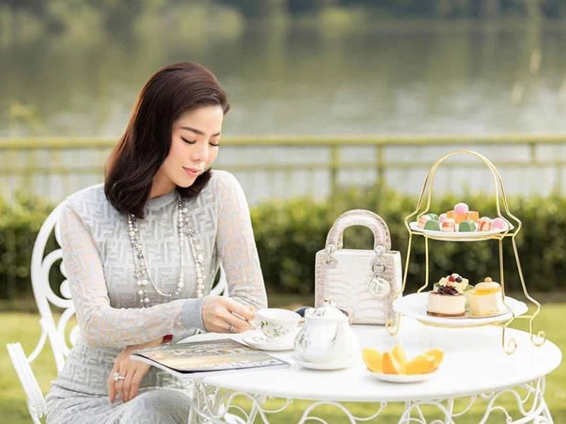 ...Mọi người hay đổ lỗi cho tình yêu, vì yêu nên mù quáng. Nhưng họ có bao giờ đặt câu hỏi hàng vạn người ngoài kia không mù quáng, sao họ lại mắc phải? Đổ lỗi chỉ càng làm những người có nhận thức khó tha thứ cho bạn hơn mà thôi”, cô nói.