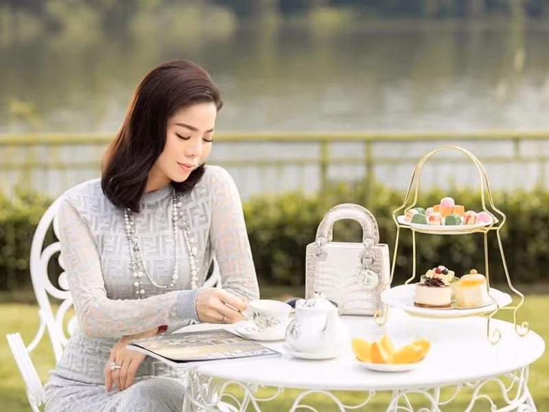 ...Mọi người hay đổ lỗi cho tình yêu, vì yêu nên mù quáng. Nhưng họ có bao giờ đặt câu hỏi hàng vạn người ngoài kia không mù quáng, sao họ lại mắc phải? Đổ lỗi chỉ càng làm những người có nhận thức khó tha thứ cho bạn hơn mà thôi”, cô nói.