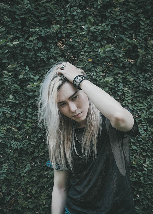 Ngoài ca hát, Nghi Bình còn có khả năng sáng tác, đóng phim, quay quảng cáo, đồng thời cũng là một người mẫu ảnh. Ảnh: VN Ngày nay